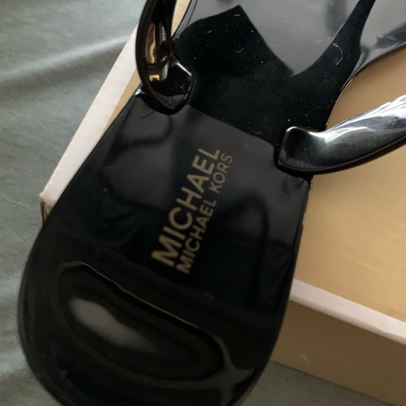 NEW Michael Kors - Kayden Thong Sandals - Picture 3 of 7